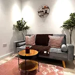 Modern Boutique Apartment Great Location